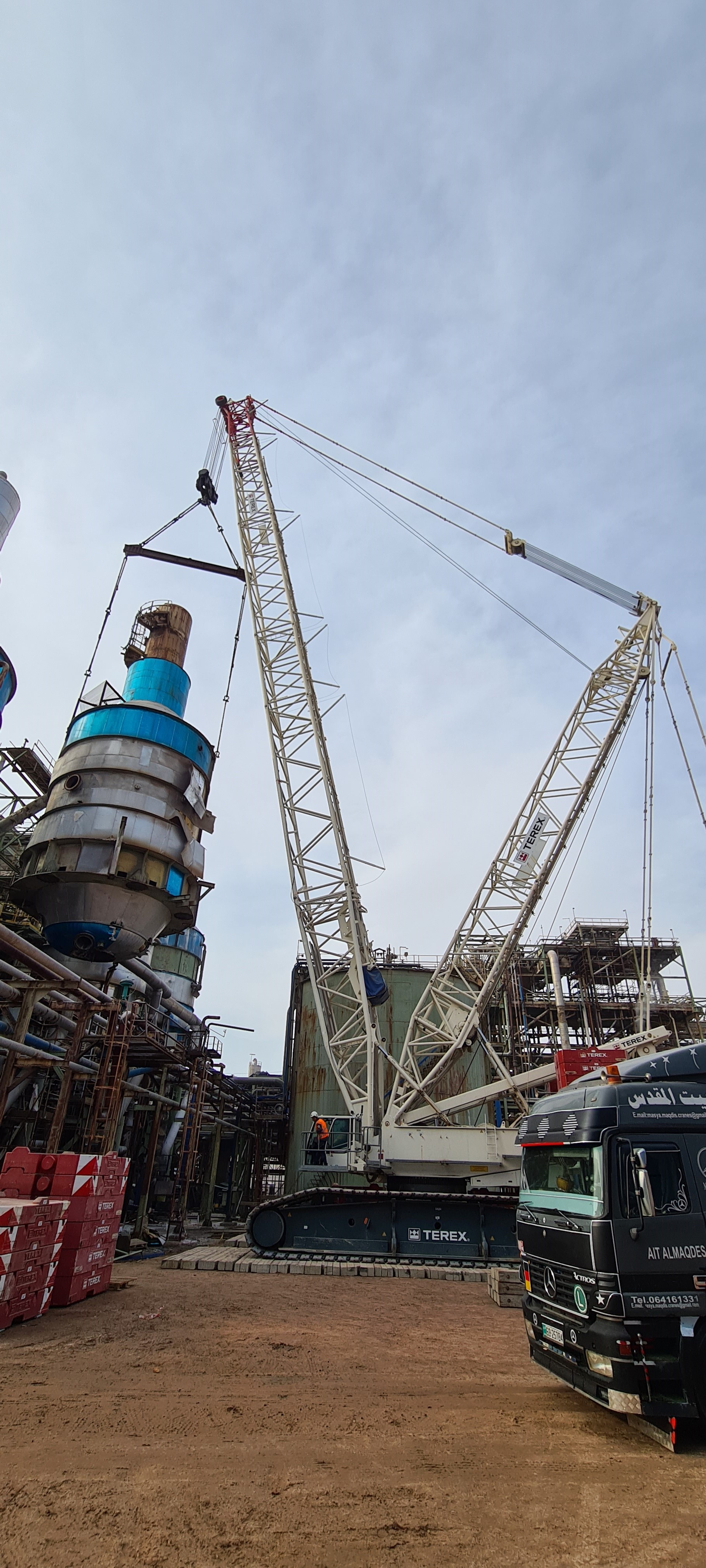 OHH - Replacement of APC Crystallizer Using CC 2800-1 Crawler Crane