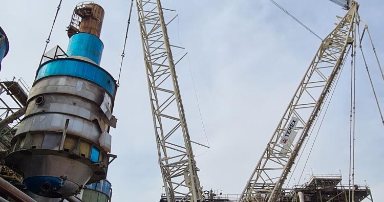 OHH - Replacement of APC Crystallizer Using CC 2800-1 Crawler Crane